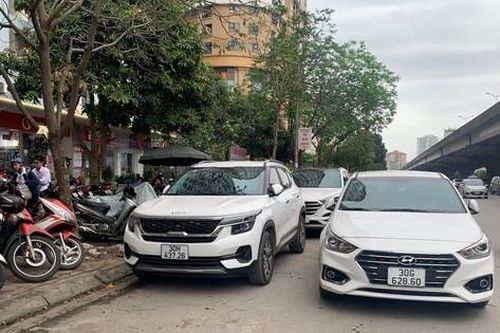 Tái diễn tình trạng ô tô đỗ dưới lòng đường, bất chấp biển cấm ở Hà Nội