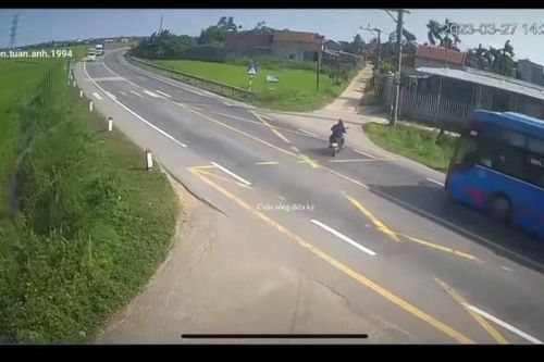 Khoảnh khắc ô tô khách tránh xe máy rồi mất lái lao xuống ruộng ở Quảng Ngãi
