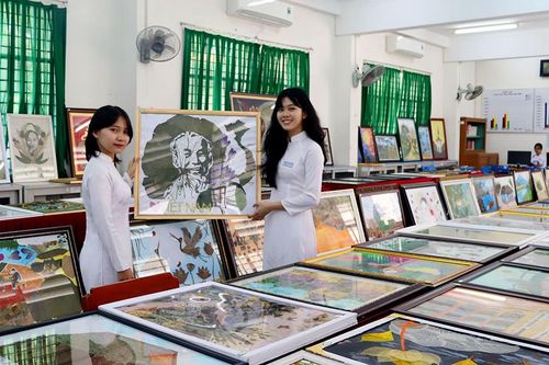 Học sinh đam mê làm tranh lá