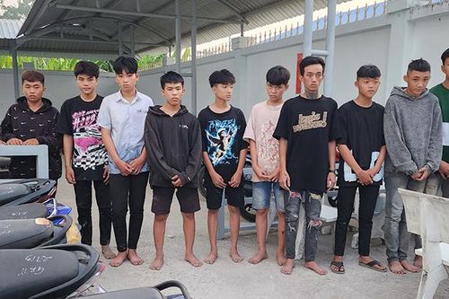 Công an TP. Long Xuyên bắt 'nóng' nhiều thanh, thiếu niên mang hung khí hẹn đánh nhau