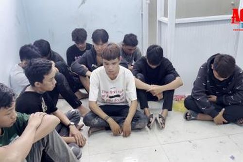 Công an TP. Long Xuyên bắt 'nóng' nhiều thanh, thiếu niên mang hung khí hẹn đánh nhau
