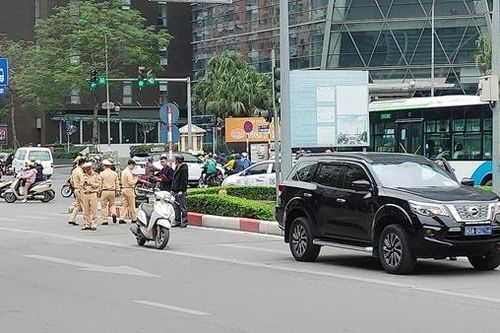 Va chạm với xe biển xanh, người phụ nữ bị trọng thương