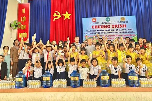 Hội Khuyến học tỉnh Lâm Đồng trao máy lọc nước tặng một số trường học khó khăn