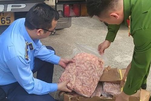 Chặn đứng 2 tấn chân gà đông lạnh không tem nhãn đang được xe tải vận chuyển vào nội địa