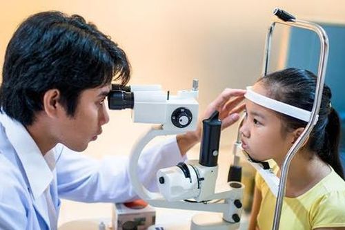 Nhược thị có nên mổ không?