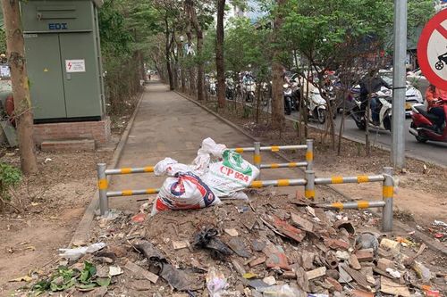 Phế thải xây dựng chắn đường đi bộ phố Thái Hà