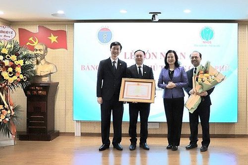 Trao bằng khen của Thủ tướng cho các bác sĩ phẫu thuật thành công khối u phức tạp