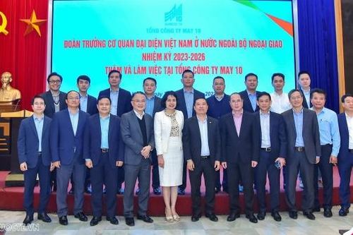 Đoàn Trưởng cơ quan đại diện Việt Nam ở nước ngoài nhiệm kỳ 2023-2026 làm việc tại Tổng công ty May 10
