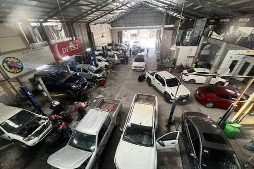 Hà Nội: Nhu cầu bảo dưỡng xe trước dịp nghỉ lễ tăng cao, thợ làm không ngơi tay