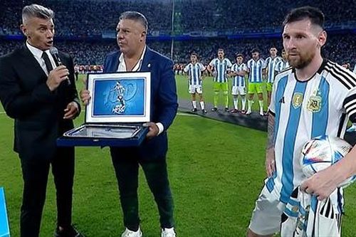 Lập hat-trick, Messi sánh vai với Ronaldo và Daei