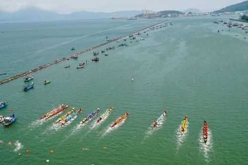 Kịch tính, quyết liệt màn đua thuyền nơi cửa vịnh sông Hàn