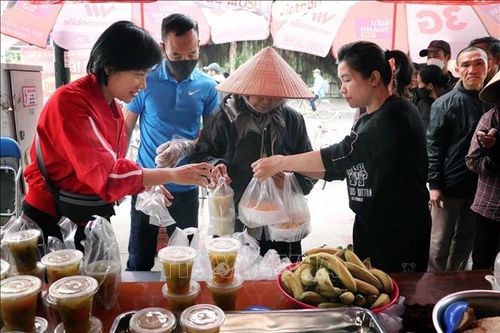Những suất cơm trưa ấm áp tình người