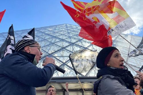 Pháp: Bảo tàng Louvre bị người biểu tình chặn lối