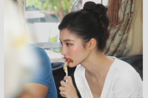 Lý giải vết dính lạ, Phương Nhi lỡ tiết lộ món ăn 'gây nghiện'