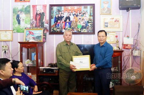 Các đồng chí lãnh đạo tỉnh thăm, tặng quà gia đình quân nhân, cựu quân nhân và người có công tại một số địa phương