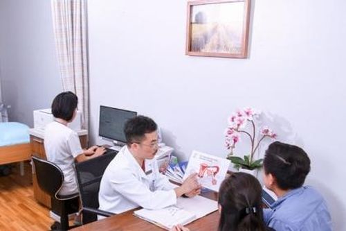 'Vét' 5 tinh trùng từ tinh hoàn siêu nhỏ do di chứng quai bị, giúp chàng trai được làm bố 'chính chủ'