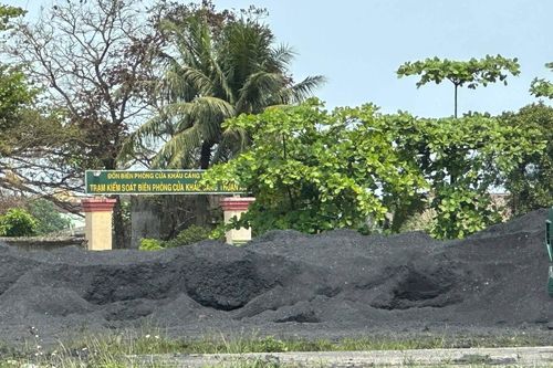 Dân khốn khổ với những núi than khổng lồ đưa từ Lào về Việt Nam