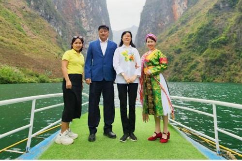 Từ 1/4, không cho thuê trang phục nước ngoài chụp ảnh trên sông Nho Quế