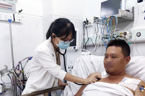 Vừa chạy ECMO, vừa phẫu thuật cứu sống bệnh nhân bị nang ruột đôi lớn chèn ép khí quản