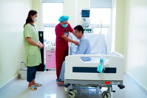 Cứu sống bệnh nhân bị 5 vết dao đâm thấu ngực, bụng