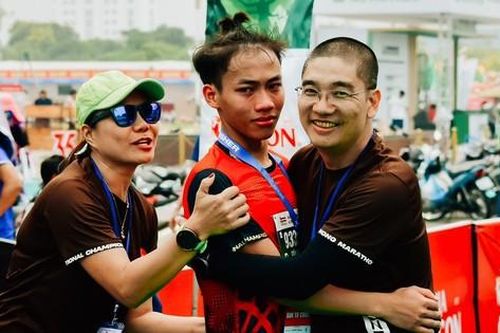 Chàng trai khóc sau vạch đích và tấm huy chương giúp thay đổi cuộc đời