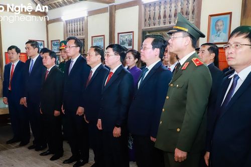 Lãnh đạo tỉnh Nghệ An dâng hương tưởng niệm Chủ tịch Hồ Chí Minh, Tổng Bí thư Nguyễn Văn Linh, bà Hoàng Thị Loan tại Hưng Yên