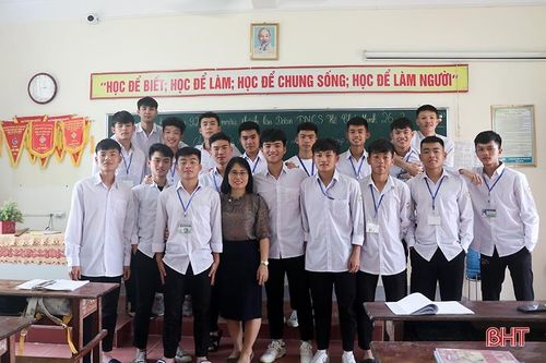 Ấm tình thầy trò trong lớp học của các cầu thủ U17 Hồng Lĩnh Hà Tĩnh