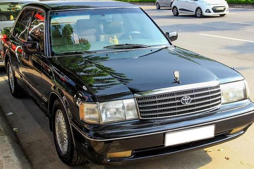 Dàn xe công Toyota Crown được thanh lý giá từ 200 triệu đồng