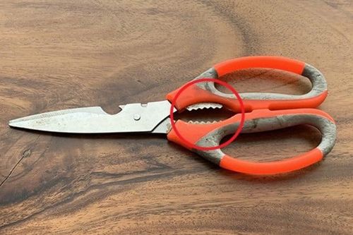 Lỗ khuyết và răng cưa trên kéo có công dụng đặc biệt, rất nhiều người chưa biết