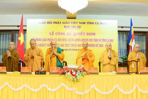 Trao quyết định chuẩn y nhân sự các ban chuyên trách trực thuộc Ban Trị sự GHPGVN tỉnh Cà Mau