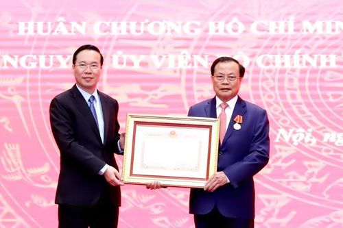 Nguyên Ủy viên Bộ Chính trị, nguyên Bí thư Thành ủy Hà Nội Phạm Quang Nghị được tặng thưởng Huân chương Hồ Chí Minh