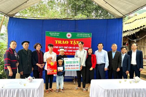 Phú Thọ: Trao hơn 800 triệu đồng hỗ trợ 4 anh em mồ côi cha mẹ