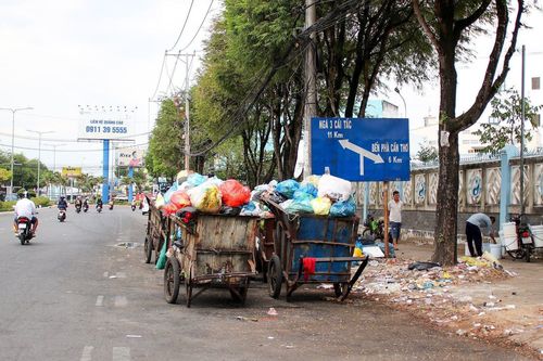 Dân kêu trời vì điểm tập kết rác tạm: Cần Thơ đang 'nhẹ tay' với đơn vị thu gom?