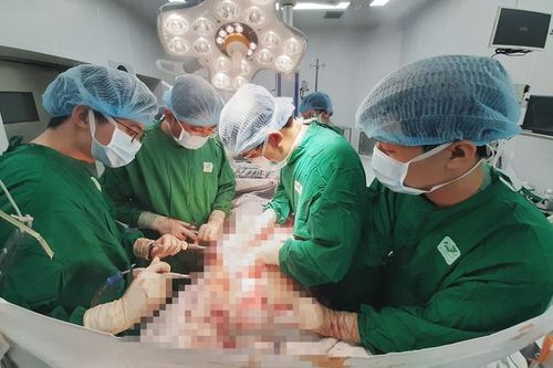 Cứu sống ngoạn mục bệnh nhân bị dao đâm thấu bụng, ruột lòi ra ngoài