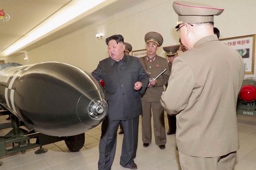 Đằng sau bức ảnh ông Kim Jong Un bên đầu đạn hạt nhân mới