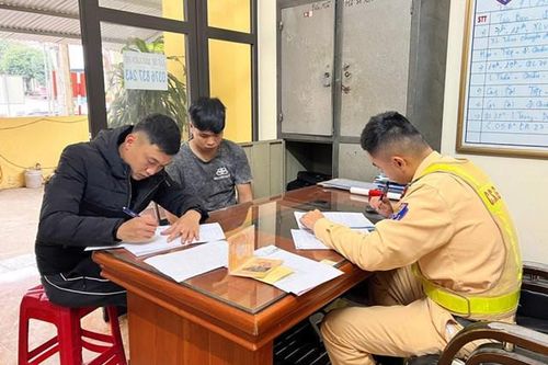 Phát hiện xe đầu kéo dùng đăng kiểm giả, chở quá tải hơn 150%