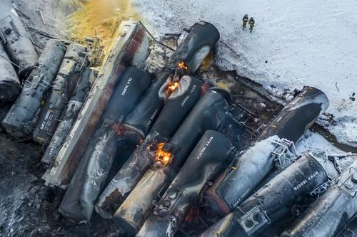 Tàu hỏa trật bánh ở Minnesota, ethanol và xi-rô ngô bốc cháy dữ dội