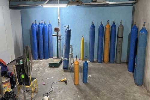 Phát hiện nhà kho chứa lượng lớn bình khí cười