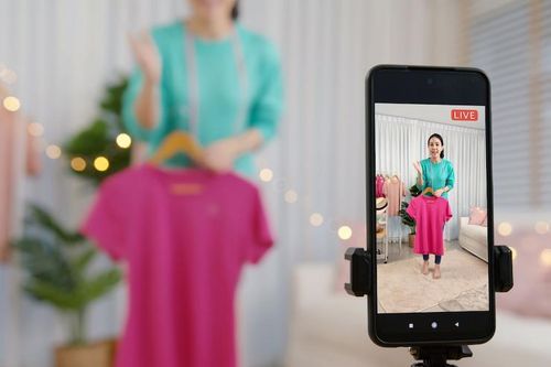 Người dùng Internet đang mua sắm online theo kiểu... nuông chiều bản thân