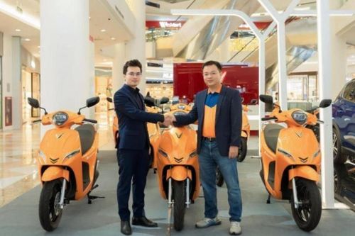 Ahamove mua 200 xe VinFast Feliz S để làm dịch vụ xe máy điện đầu tiên