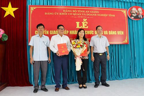 Chuyển giao Chi bộ Trung tâm Giáo dục Thường xuyên và đảng viên về Đảng bộ Sở Giáo dục và Đào tạo An Giang