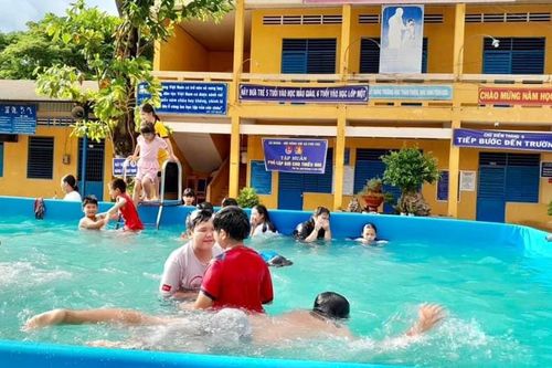 Quan tâm công tác phổ cập bơi cho trẻ em ở huyện Phú Tân