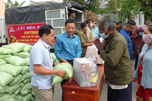 Công ty TNHH Liên doanh Antraco tiếp tục hỗ trợ an sinh xã hội cho huyện Tri Tôn