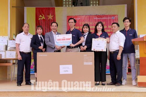 Tặng quà cho Trường Phổ thông Dân tộc bán trú Tiểu học và THCS Công Đa