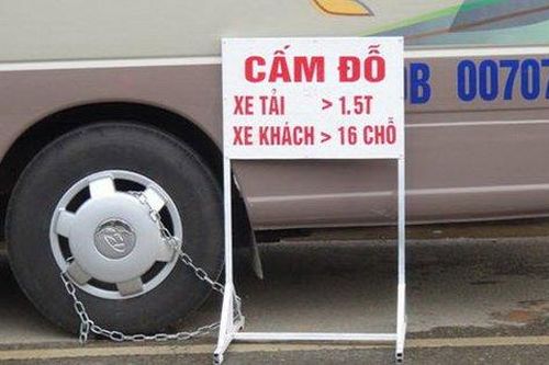 Bảo vệ khóa bánh xe ô tô dừng đỗ sai quy định tại các khu đô thị có đúng quy định?