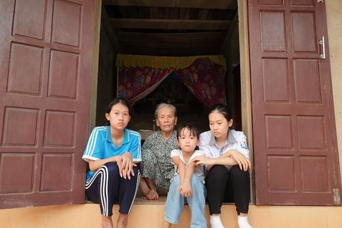 MS 834: Bố nguy kịch, mẹ ốm yếu, đàn con thơ lo lỡ dở ước mơ học tập