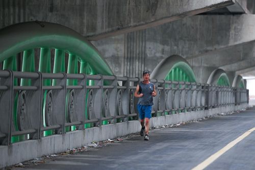 Cầu vòm sắt vượt hồ độc nhất Hà Nội vắng vẻ, thành nơi tập thể dục