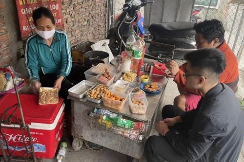 Thực hư chủ quán nem chua rán 'bất đắc dĩ' nghỉ bán 5 tháng đi du lịch châu Âu
