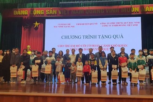 Câu lạc bộ Báo chí Bắc Ninh tại Hà Nội trao quà hỗ trợ 41 trẻ em mồ côi