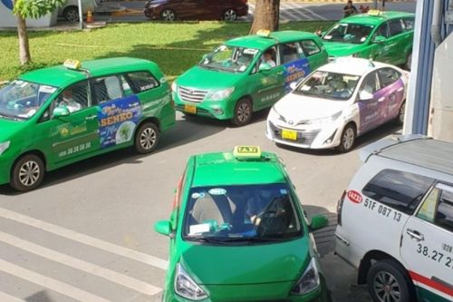 'Tuýt còi' vụ khách phải cõng 3 loại phí khi đi taxi ở sân bay Tân Sơn Nhất